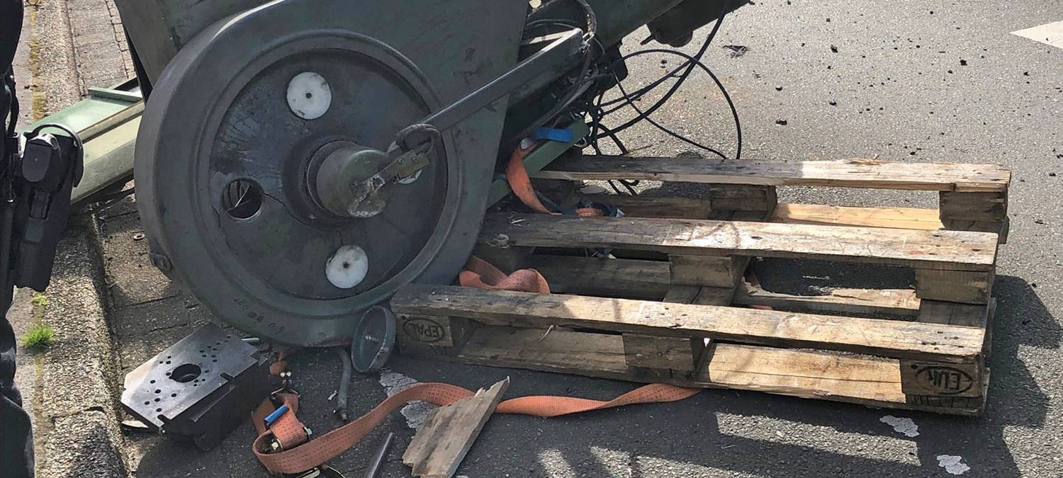 Ungewöhnlicher Unfall in Iserlohn: Stanzmaschine auf der Baarstraße
