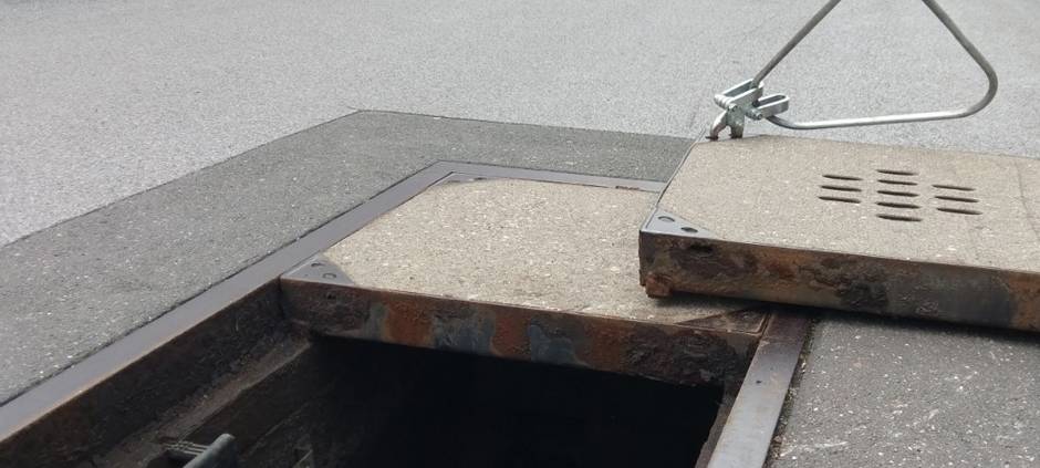 Frau fährt in Kanalschacht