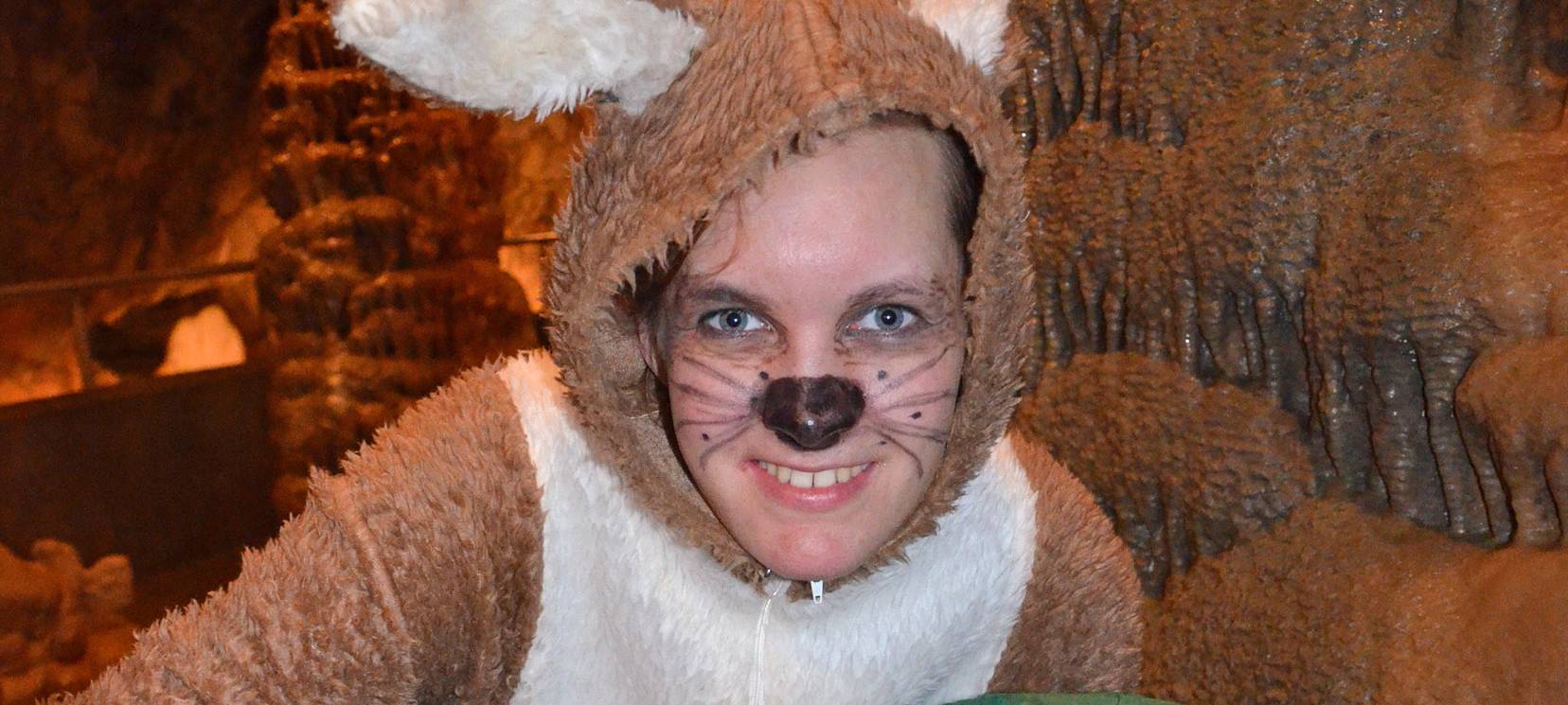 Ein Mann, verkleidet als Osterhase, hat einen Sack voller Ostereier in der Hand