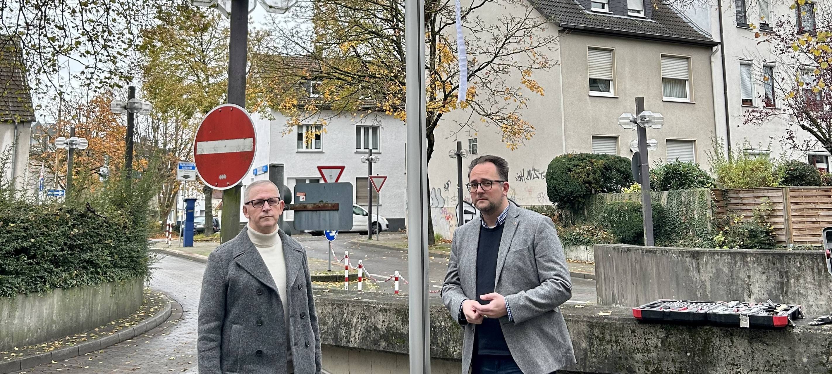 Bürgermeister Roland Schröder und Landtagsabgeordneter Matthias Eggers mit defektem Fahnenmast.