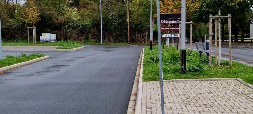 Ein blaues Verkehrsschild auf dem steht "Haltezone für Eltern".