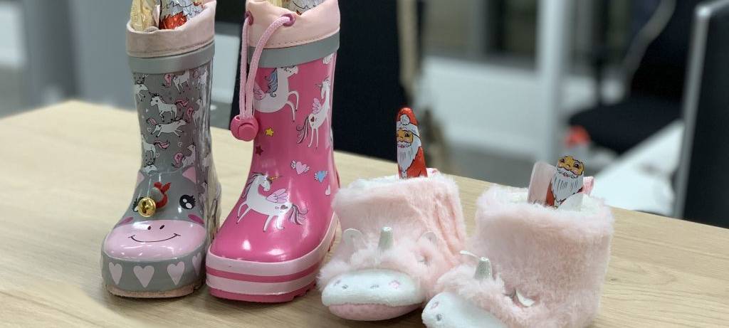 Der Nikolaus befüllt Stiefel bei Radio MK