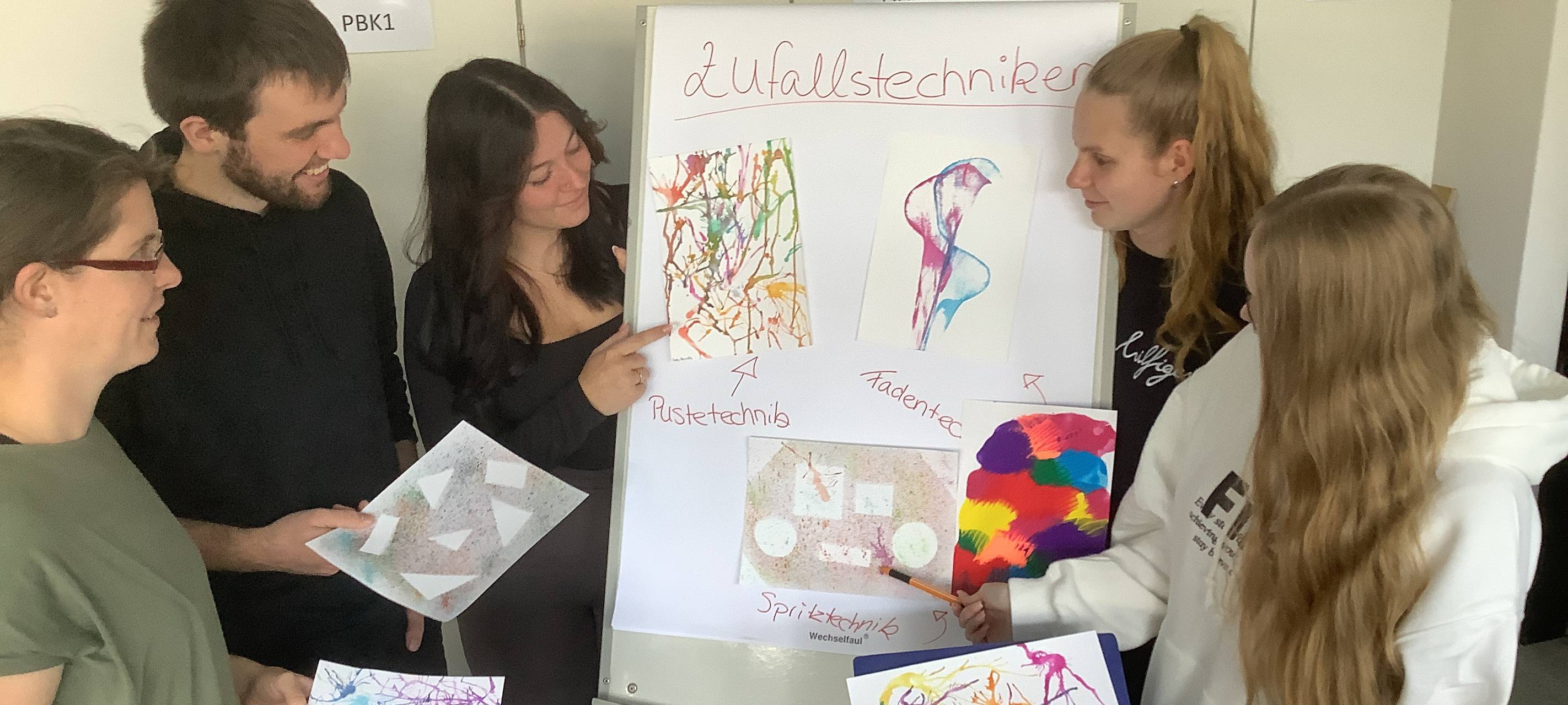 Schülerinnen und Schüler der Klasse PFSP1 am Gertrud-Bäumer-Berufskolleg bei ihrer Arbeit am Standort Plettenberg.