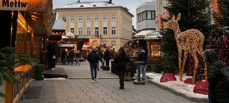 Menschen schlendern über den Weihnachtsmarkt in der Iserlohner Innenstadt