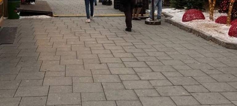 Menschen schlendern über den Weihnachtsmarkt in der Iserlohner Innenstadt