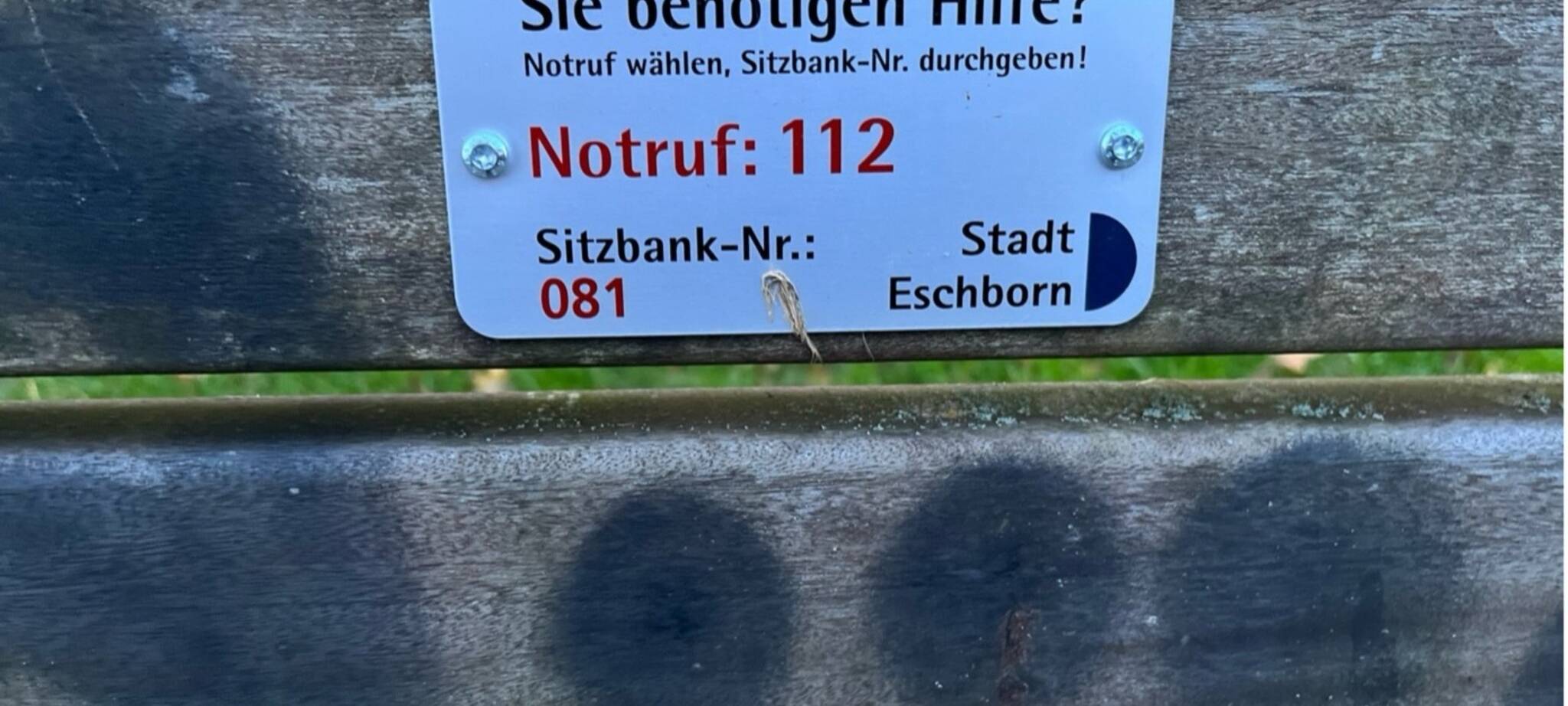 Beispiel einer Notrufplakette in Eschborn.