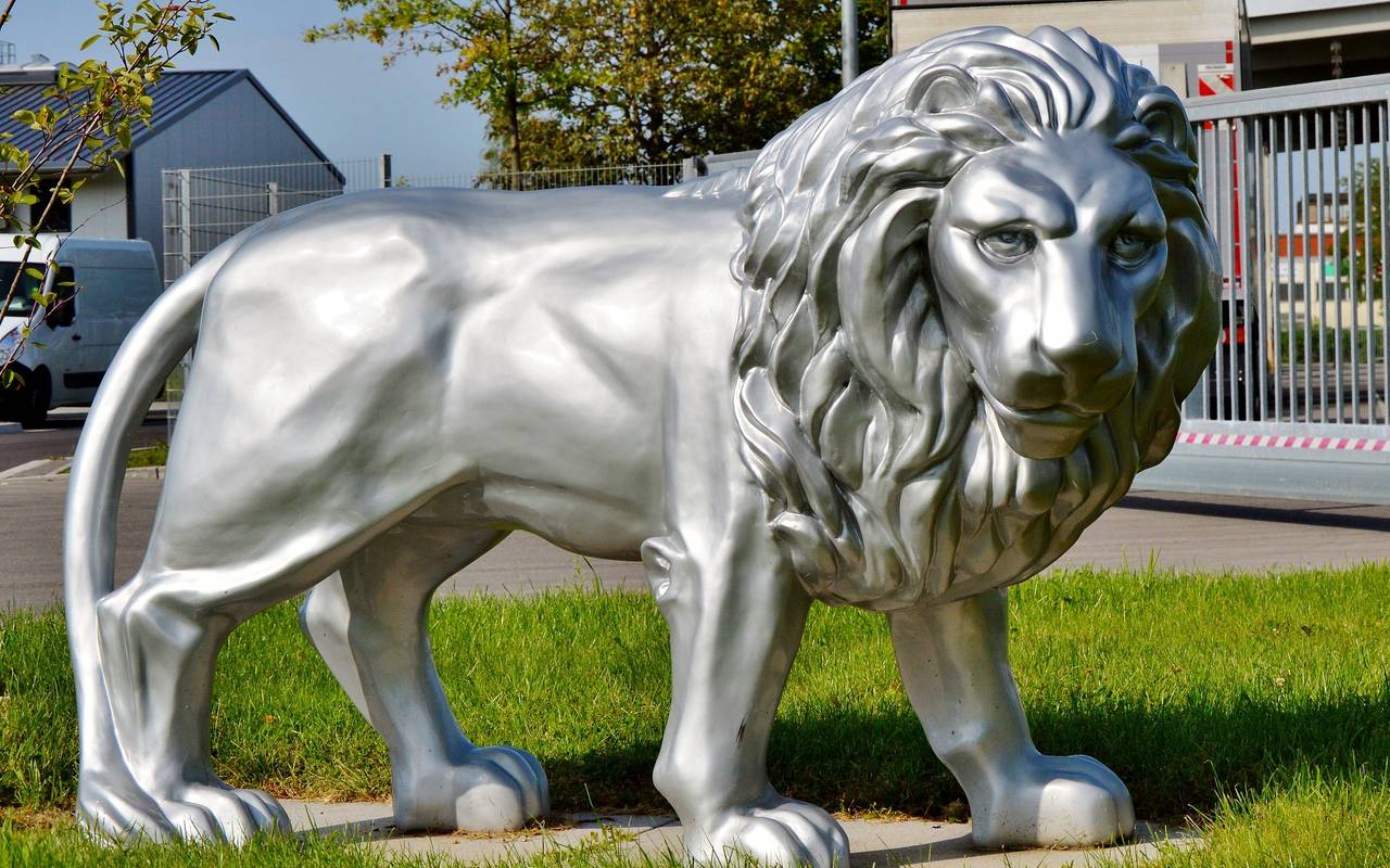 löwenstatue garten