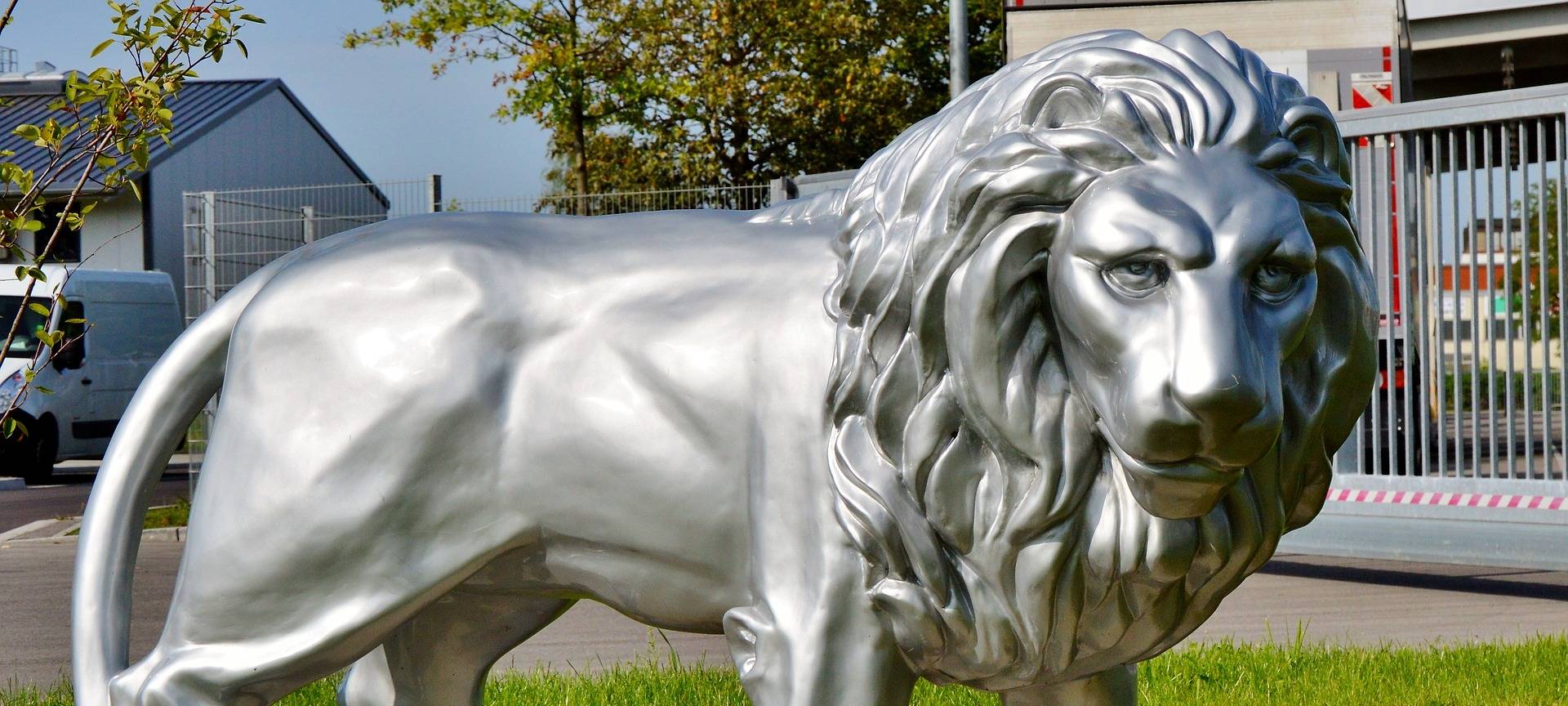 Löwen-Statue geklaut und versenkt