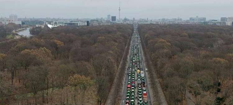Die Kolonne von der Siegessäule in Richtung Brandenburger Tor, wo die Kundgebung stattfand.