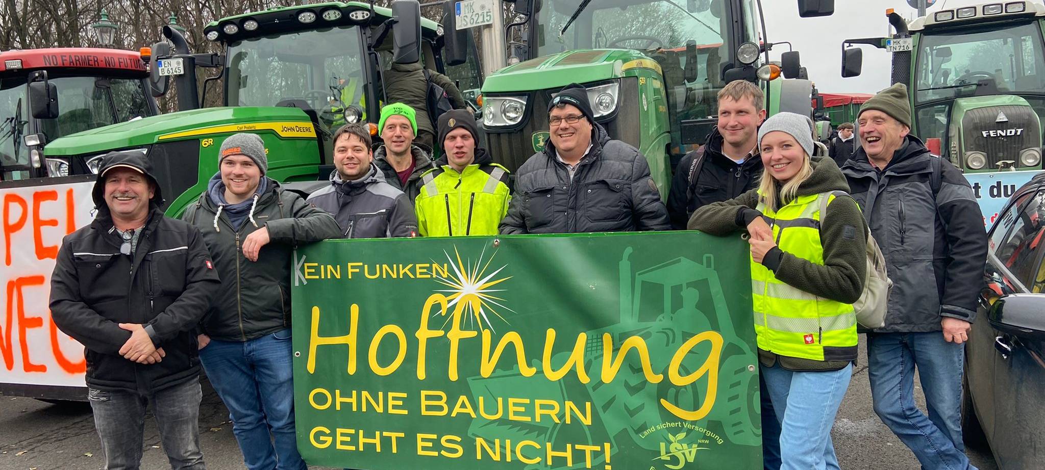 15 Landwirte und Landwirtinnen aus dem Märkischen Kreis sind nach Berlin gereist.