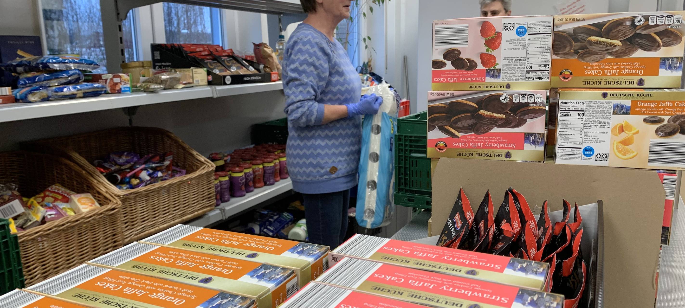 Bundestagsabgeordnete packt bei der Tafel mit an!
