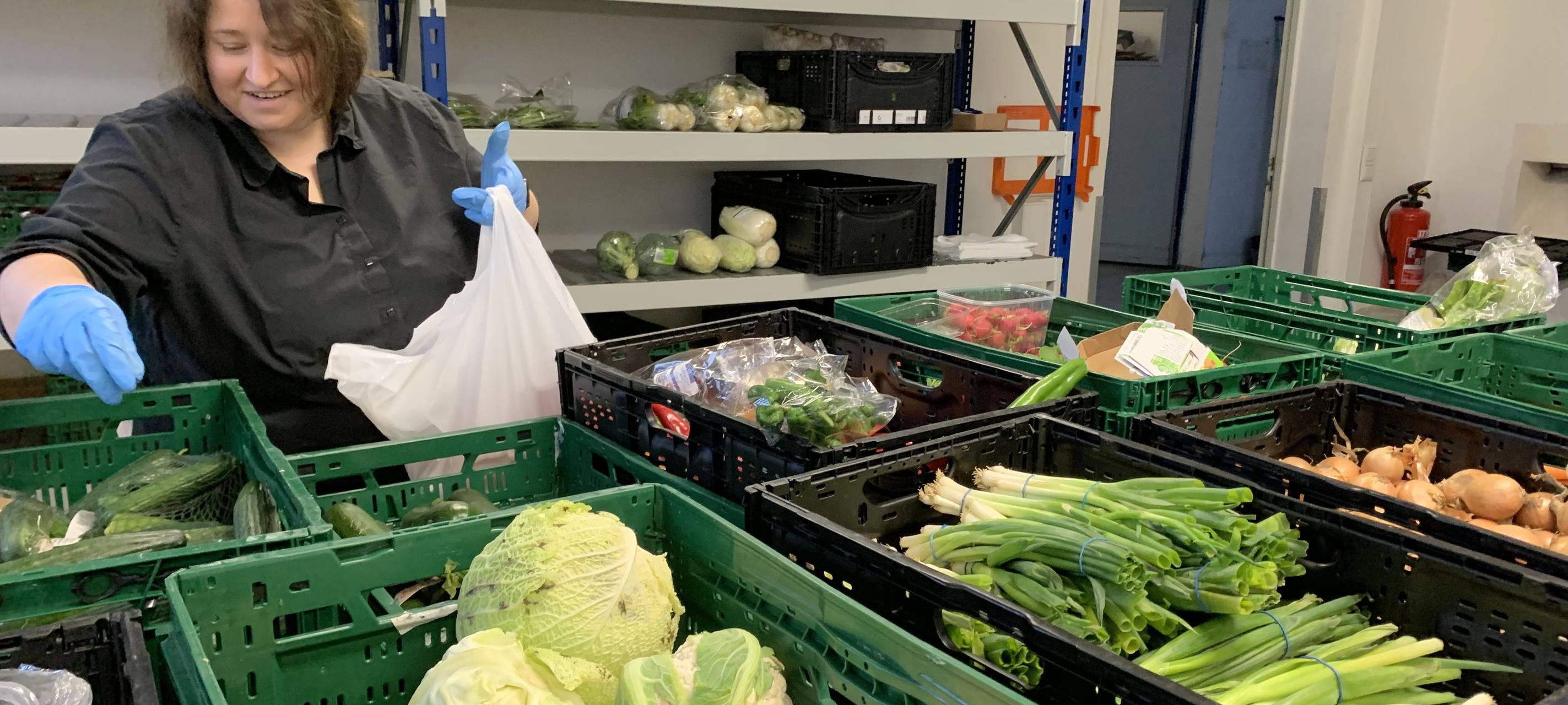 Bundestagsabgeordnete packt bei der Tafel mit an!