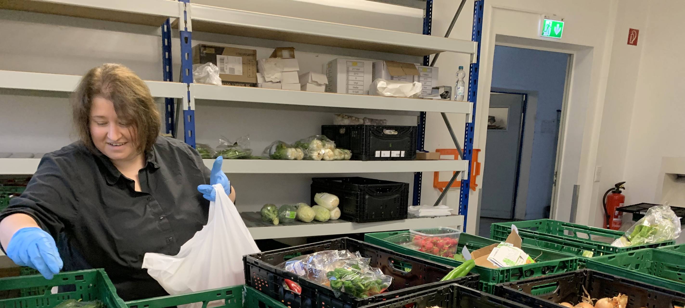 Bundestagsabgeordnete packt bei der Tafel mit an!