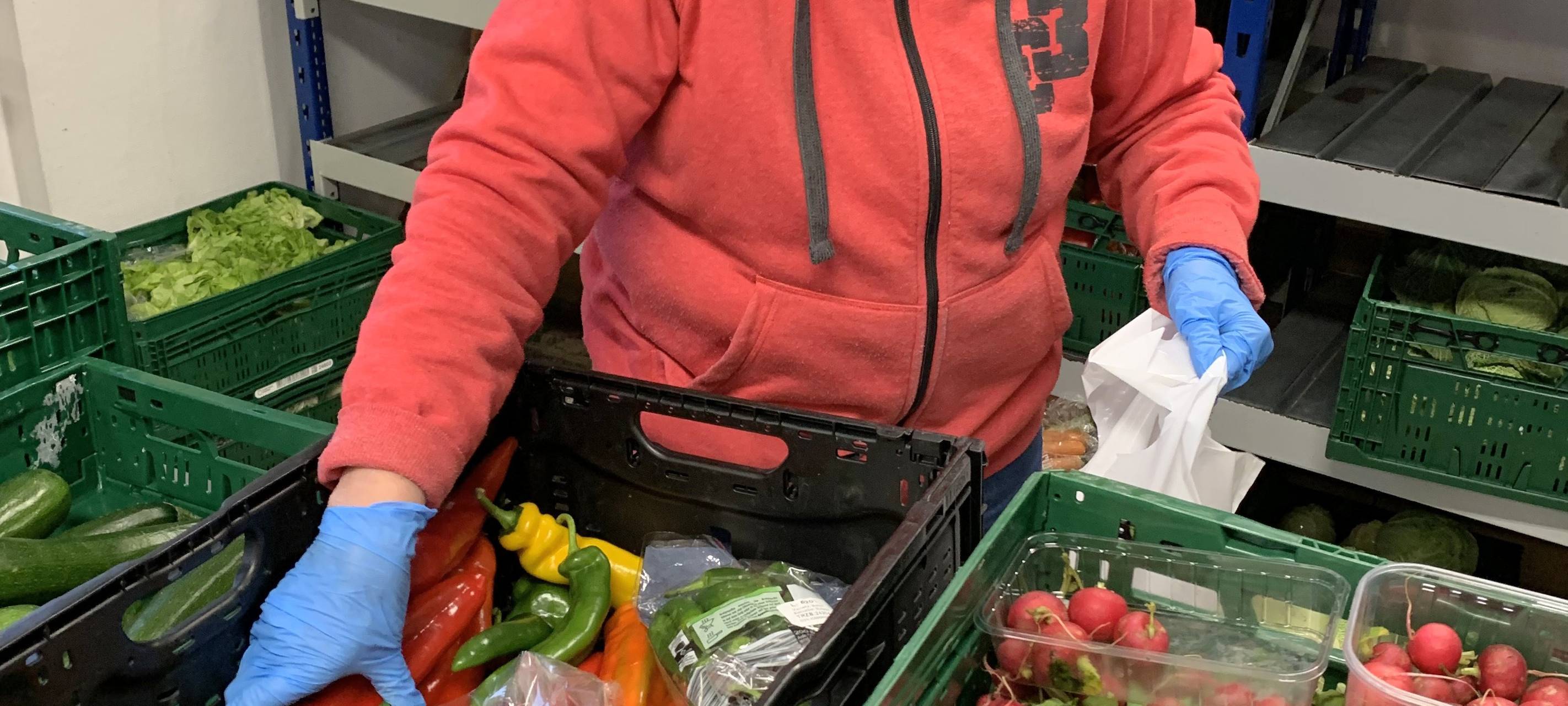Bundestagsabgeordnete packt bei der Tafel mit an!