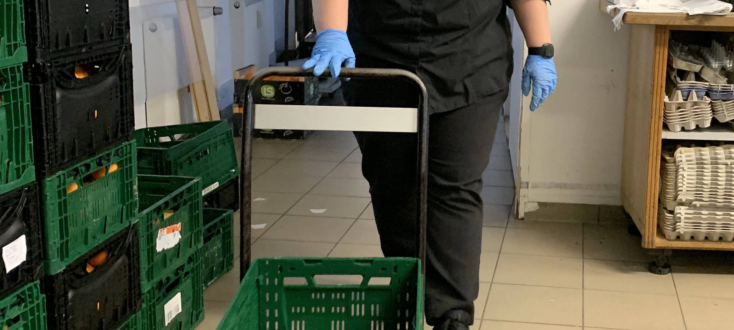 Bundestagsabgeordnete packt bei der Tafel mit an!