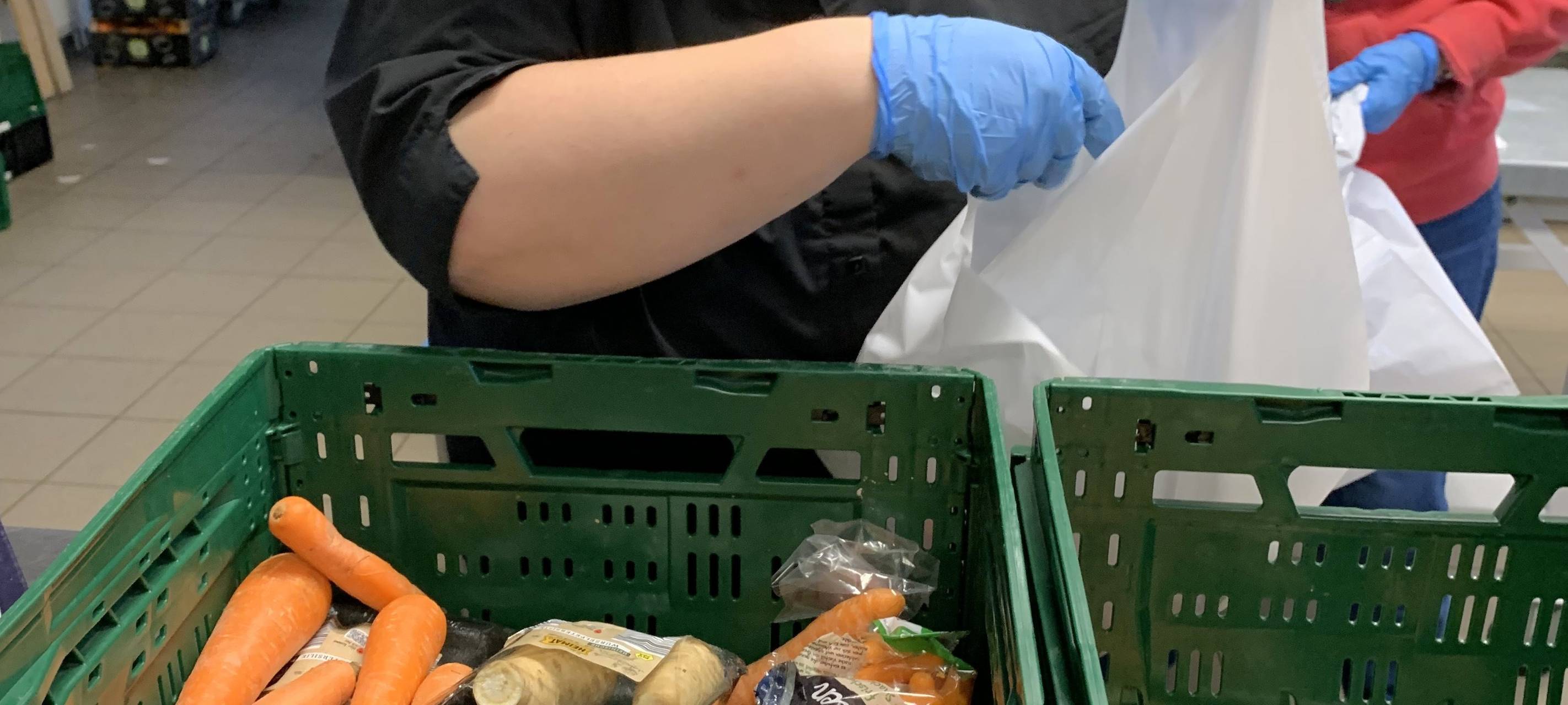 Bundestagsabgeordnete packt bei der Tafel mit an!