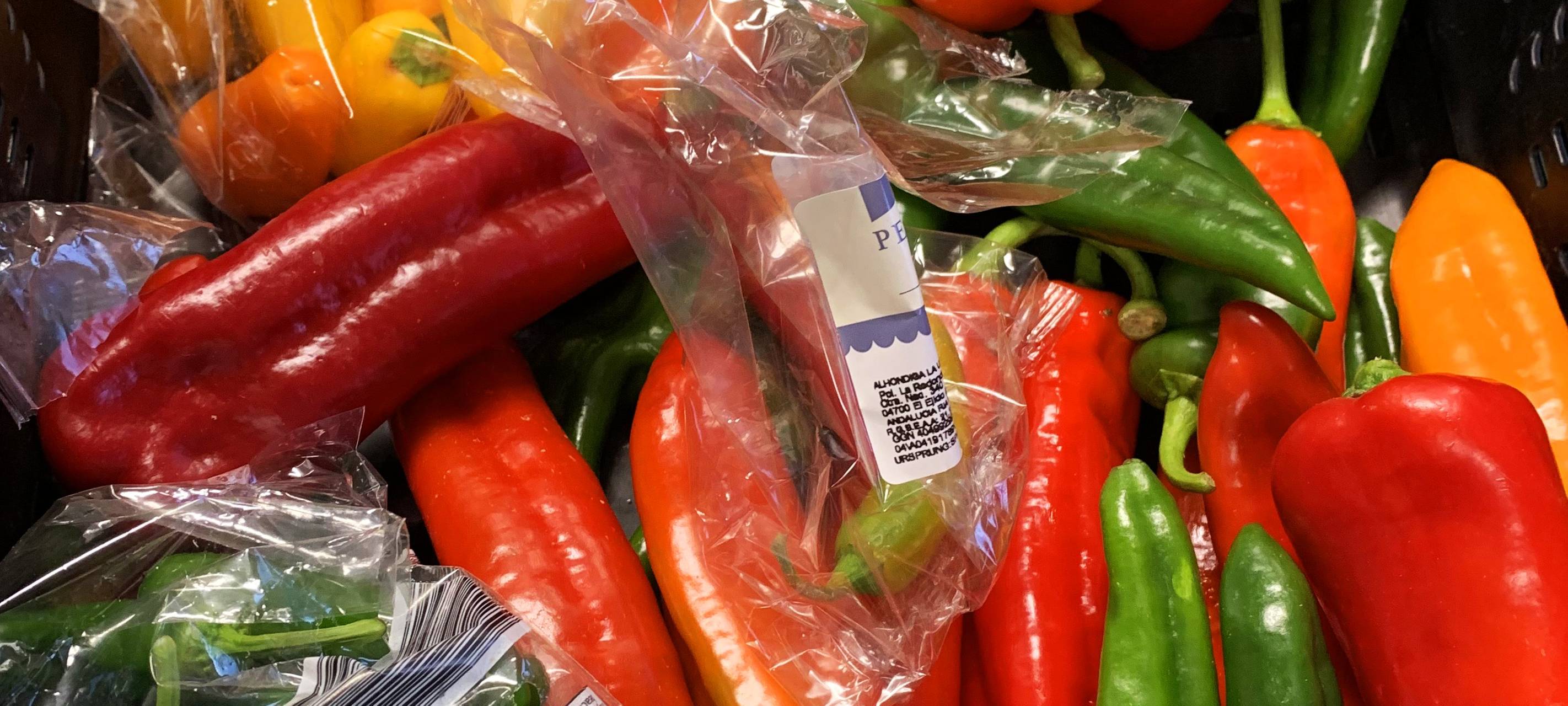 Bundestagsabgeordnete packt bei der Tafel mit an!