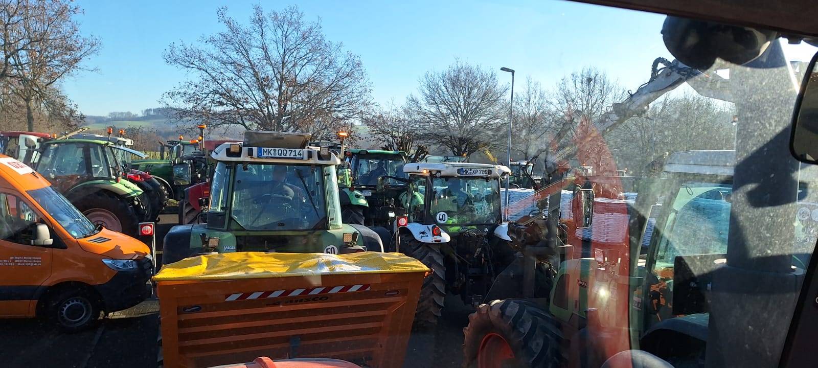 An verschiedenen Orten im Kreis treffen sich die Landwirte um in mehreren Konvois zu einer Kundgebung nach Lüdenscheid zu fahren.