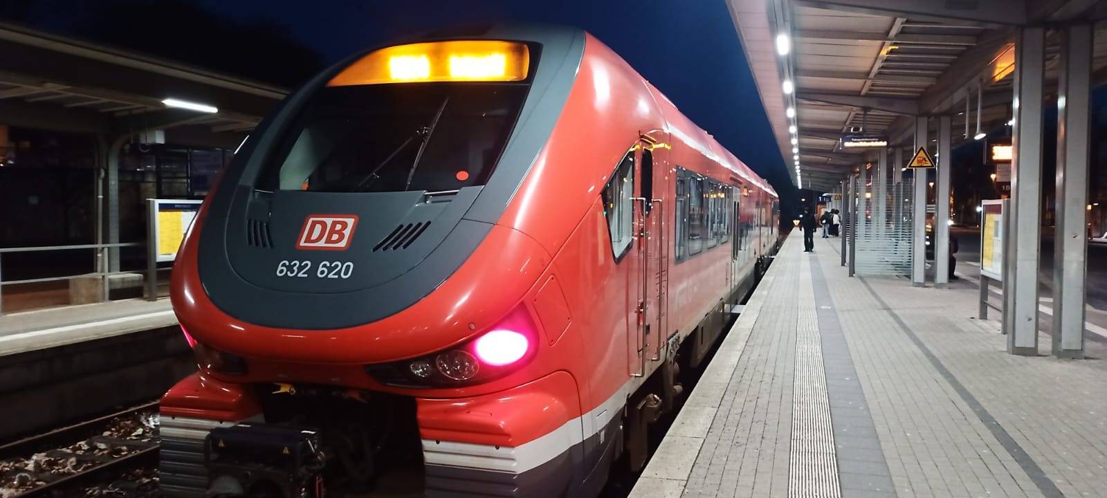 Im Tarifkonflikt mit der Deutschen Bahn darf die GDL wieder streiken. Das entschied das Landesarbeitsgericht in Frankfurt am Dienstagabend.