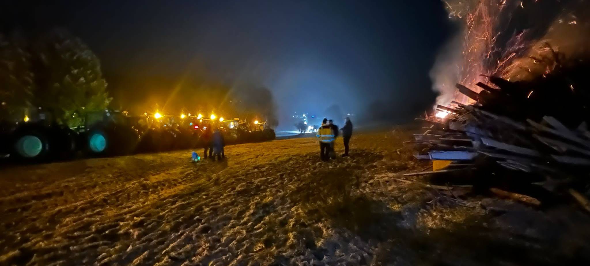 Ende einer erfolgreichen Aktionswoche für die Landwirte bei einem Mahnfeuer in Halver.