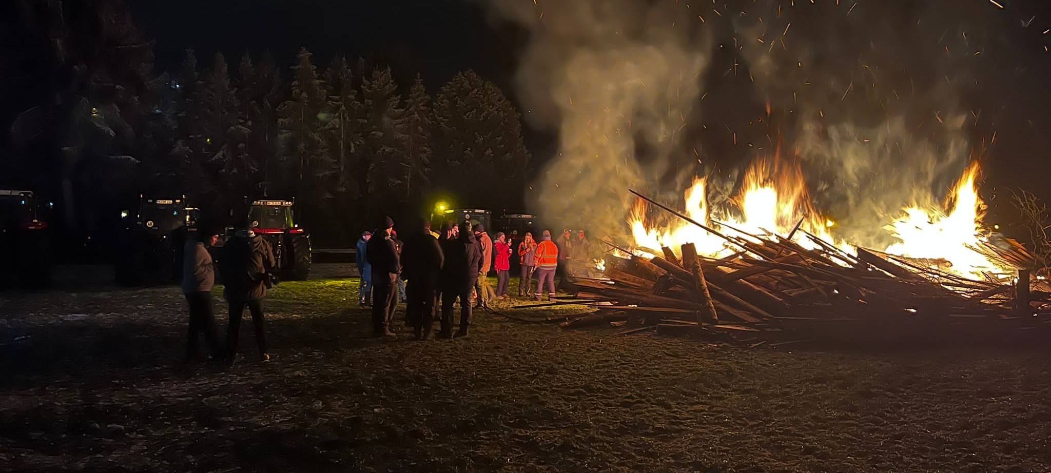 Landwirte beim Mahnfeuer in Halver.