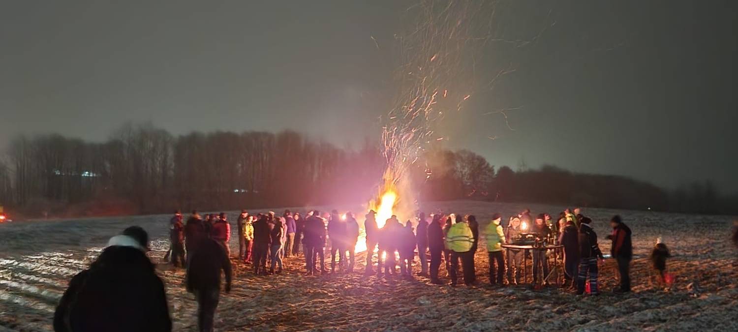 Freunde, Nachbarn, Kollegen und Menschen, die einfach mit den Landwirten über die aktuelle Situation sprechen wollten, kamen auch in Meinerzhagen zu einem Mahnfeuer zusammen.