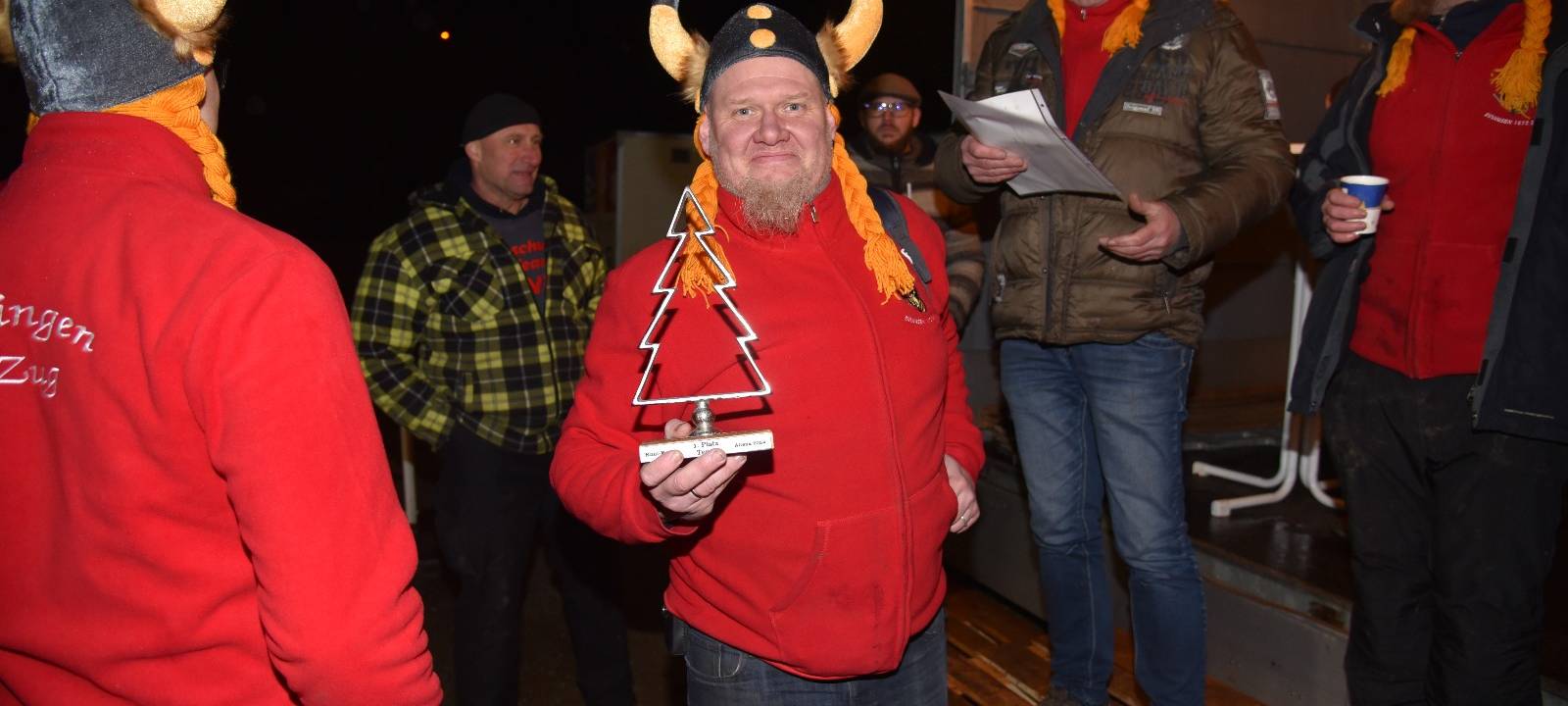 Weihnachtsbaum-Weitwurf beim Knutfest in Altena