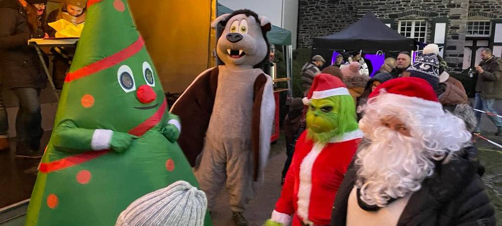 Weihnachtsbaum-Weitwurf beim Knutfest in Altena