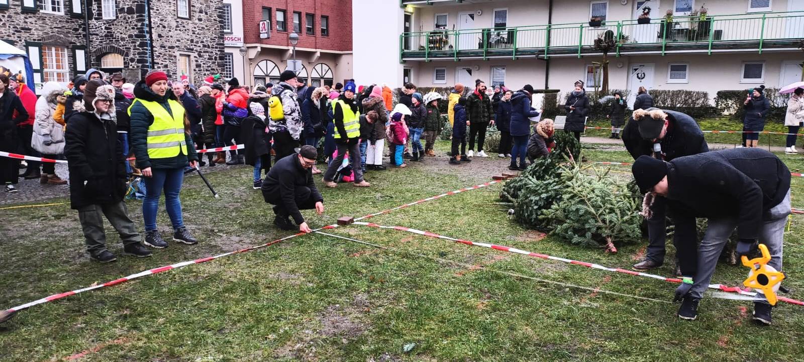 Weihnachtsbaum-Weitwurf beim Knutfest in Altena