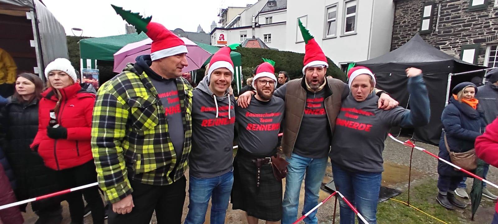 Weihnachtsbaum-Weitwurf beim Knutfest in Altena