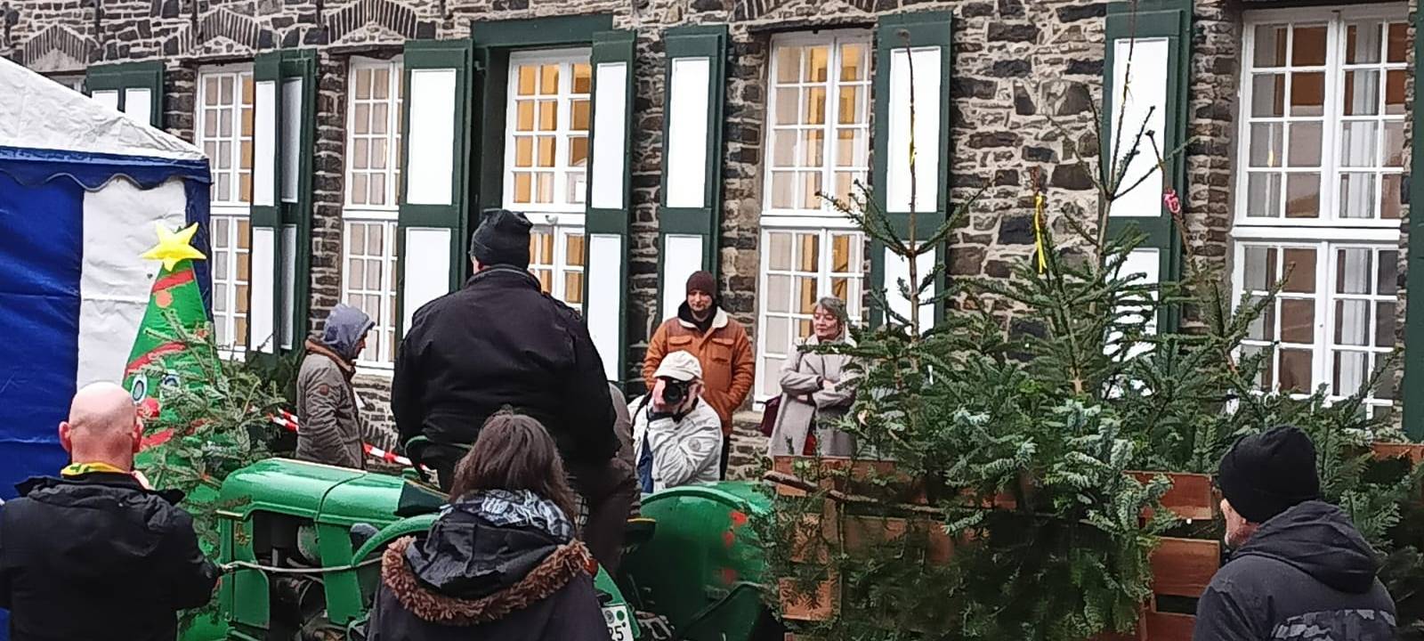 Weihnachtsbaum-Weitwurf beim Knutfest in Altena