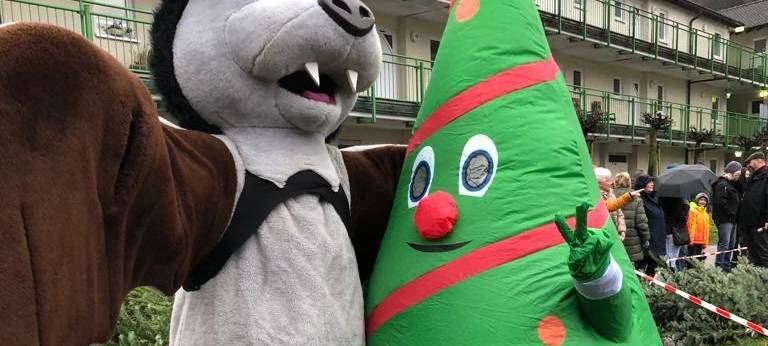 Weihnachtsbaum-Weitwurf beim Knutfest in Altena