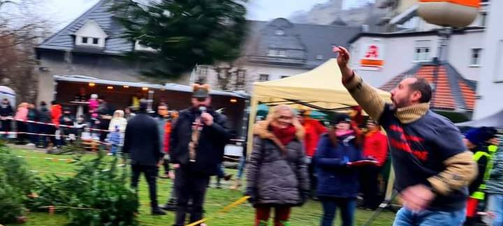 Weihnachtsbaum-Weitwurf beim Knutfest in Altena