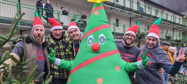Vorsicht vor tieffliegenden Weihnachtsbäumen. Es gab Einzel- oder Gruppenwürfe.