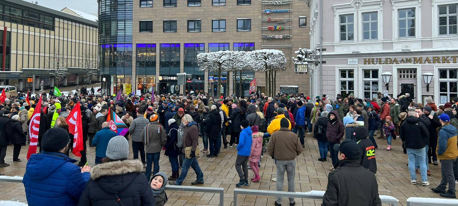 Hunderte Menschen demonstrieren in Lüdenscheid und Iserlohn gegen Rechts