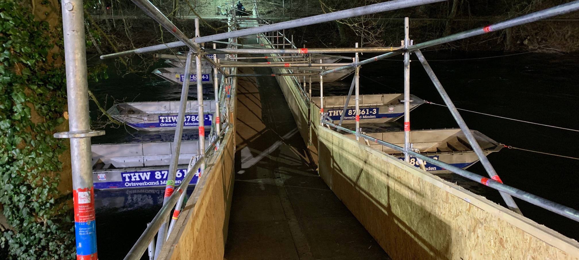 THW-Pontonbrücke für Fußgänger in Nachrodt-Wiblingwerde