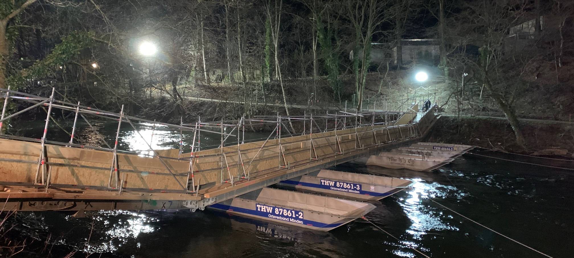THW-Pontonbrücke für Fußgänger in Nachrodt-Wiblingwerde