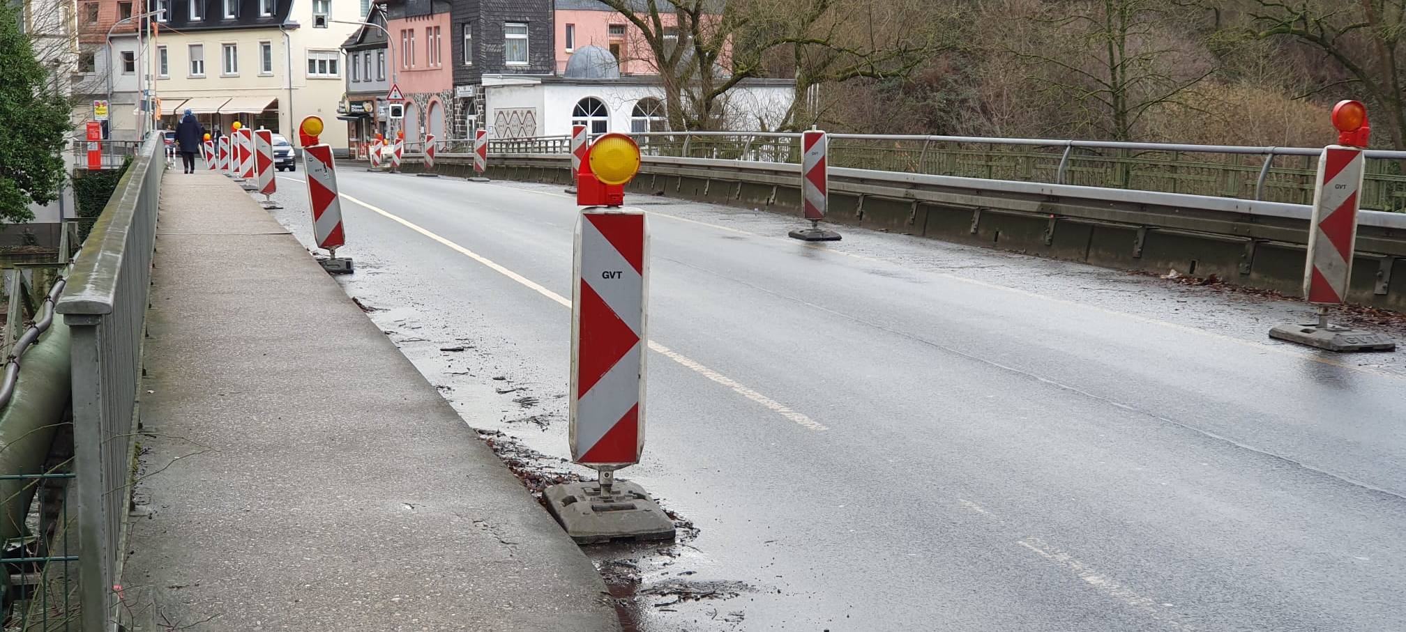 Eigentlich nur für Fahrzeuge bis 3,5 Tonnen befahrbar: die Lennebrücke in Nachrodt Wiblingwerde ist marode und muss neu gebaut werden.