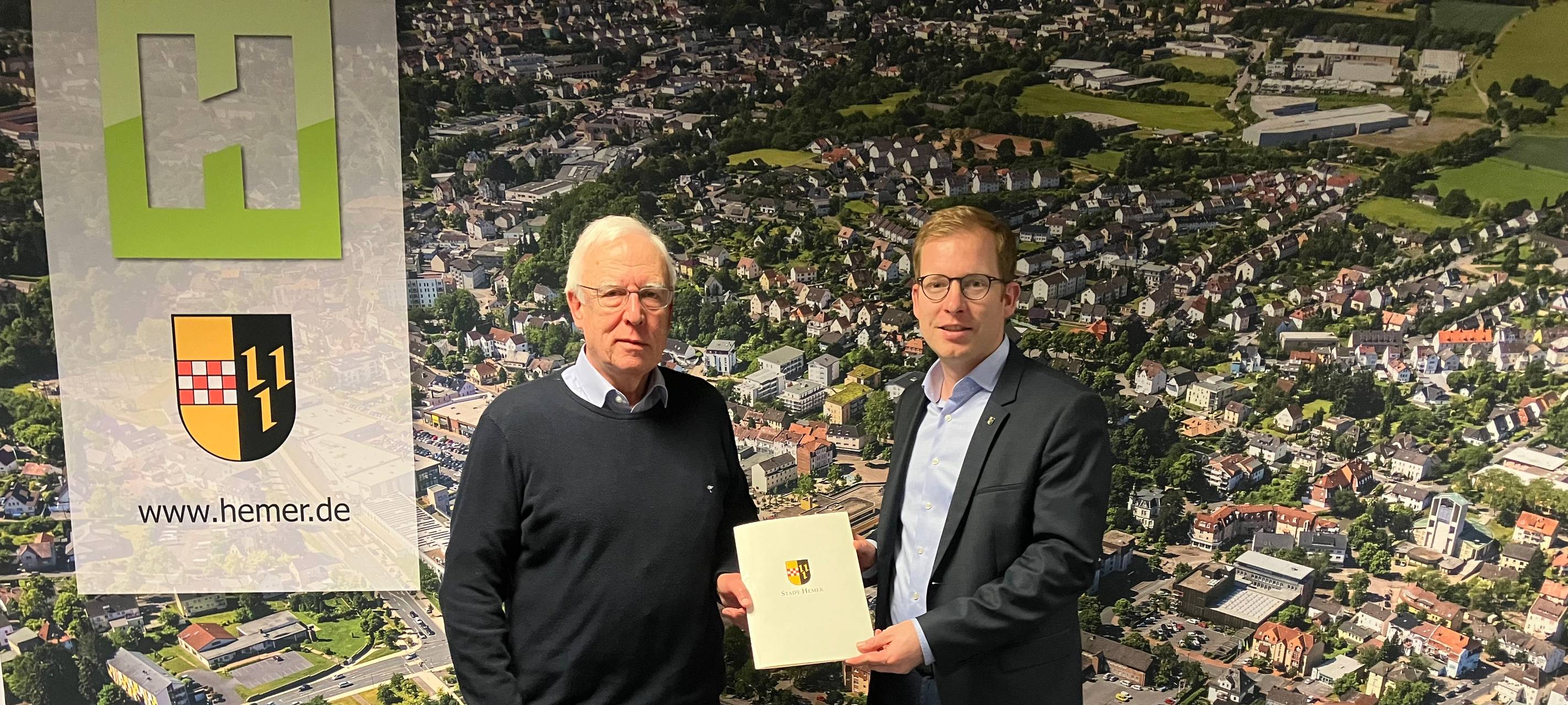 Hemers Bürgermeister Christian Schweitzer überreicht Josef Radine die Ehrennadel der Stadt Hemer.