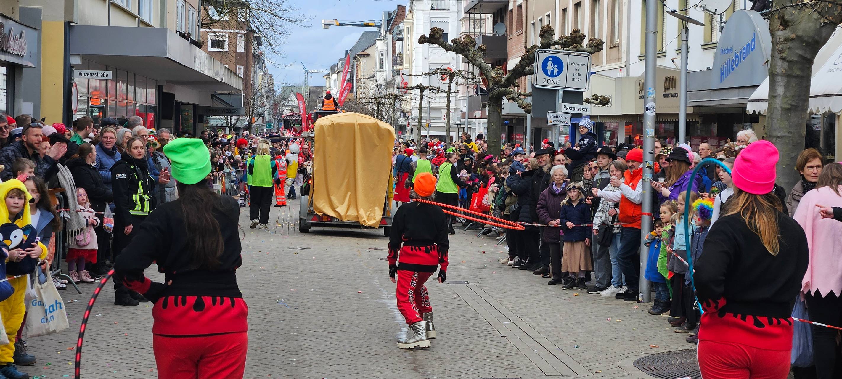 Zehntausende Menschen feiern in Menden