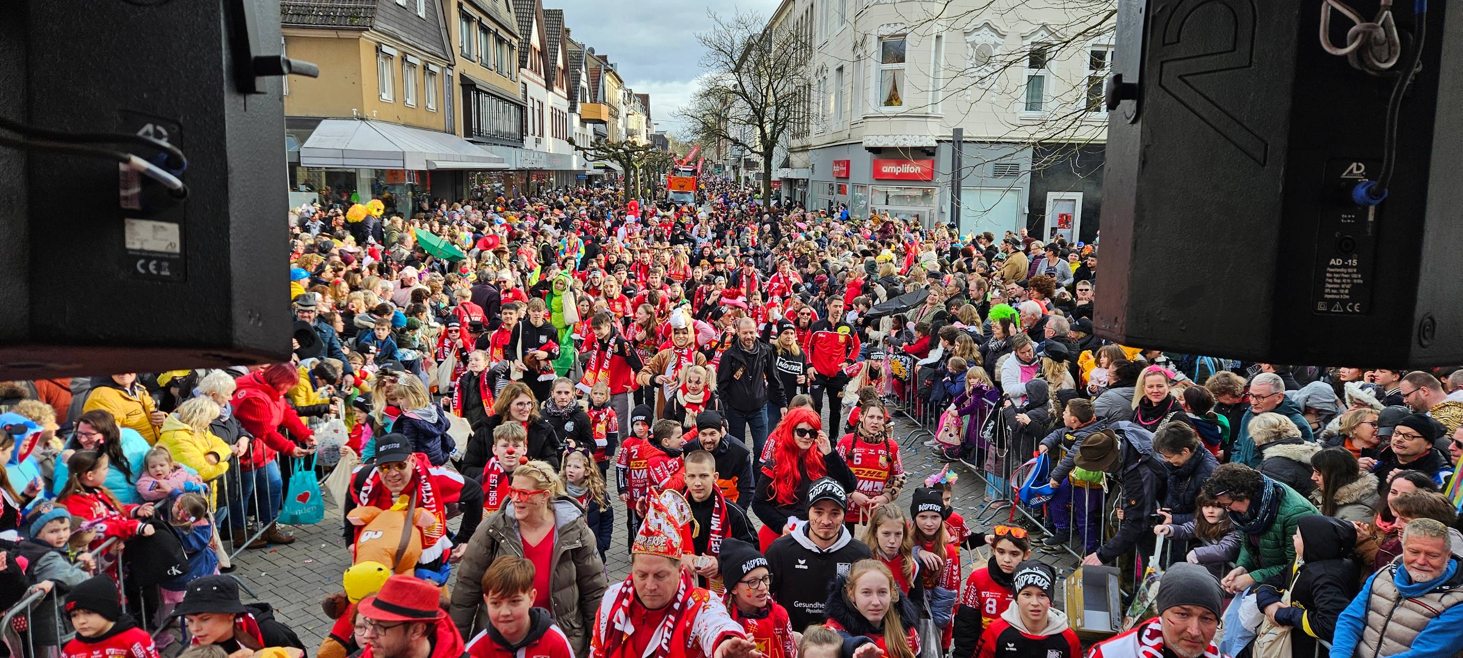 Zehntausende Menschen feiern in Menden