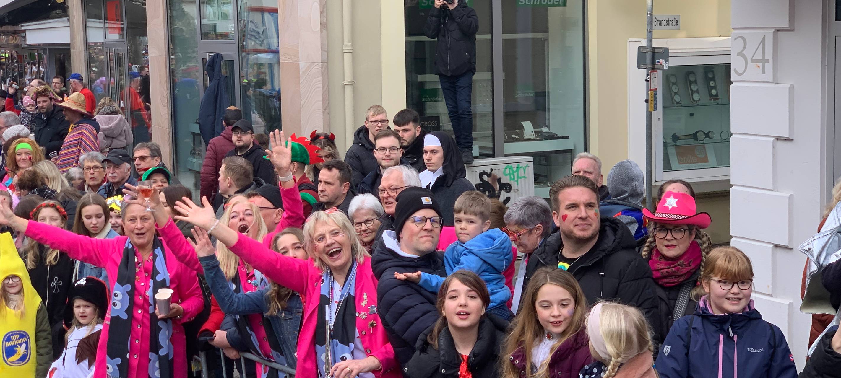 Zehntausende Menschen feiern in Menden