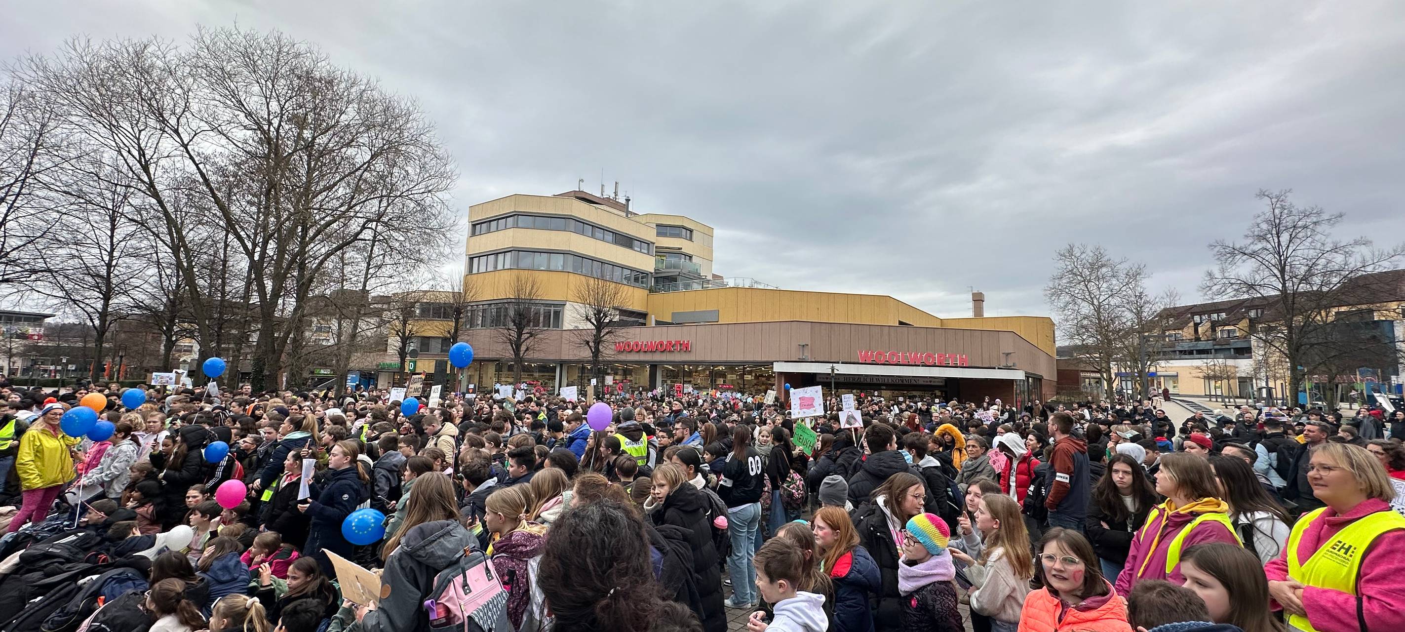 1.400 Schüler demonstrieren für Freiheit und Demokratie