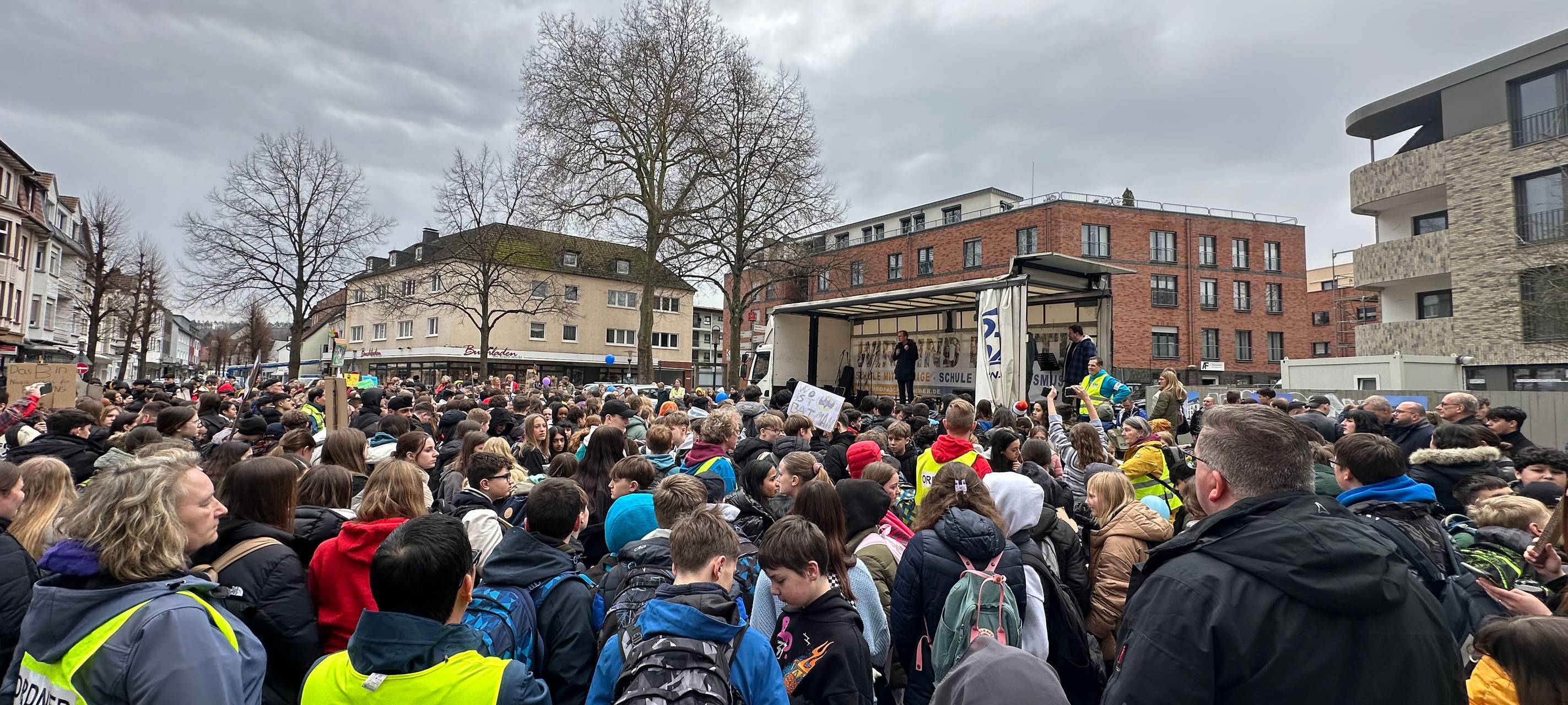 1.400 Schüler demonstrieren für Freiheit und Demokratie