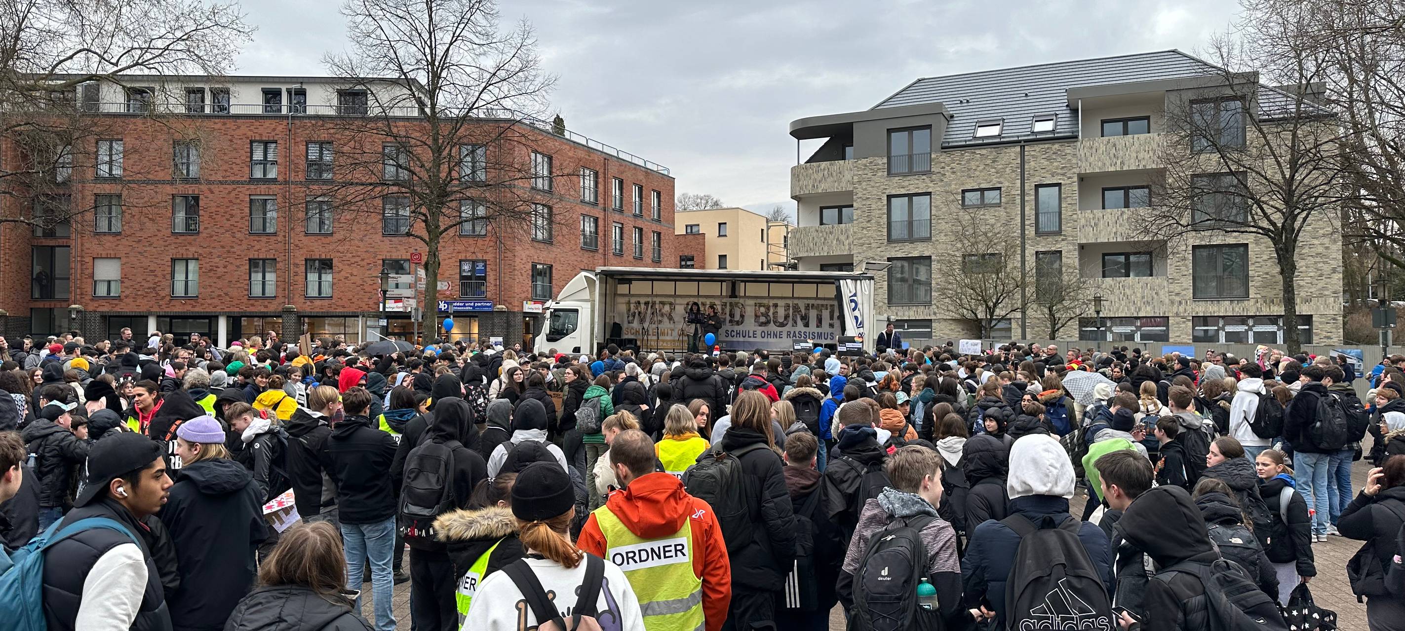 1.400 Schüler demonstrieren für Freiheit und Demokratie