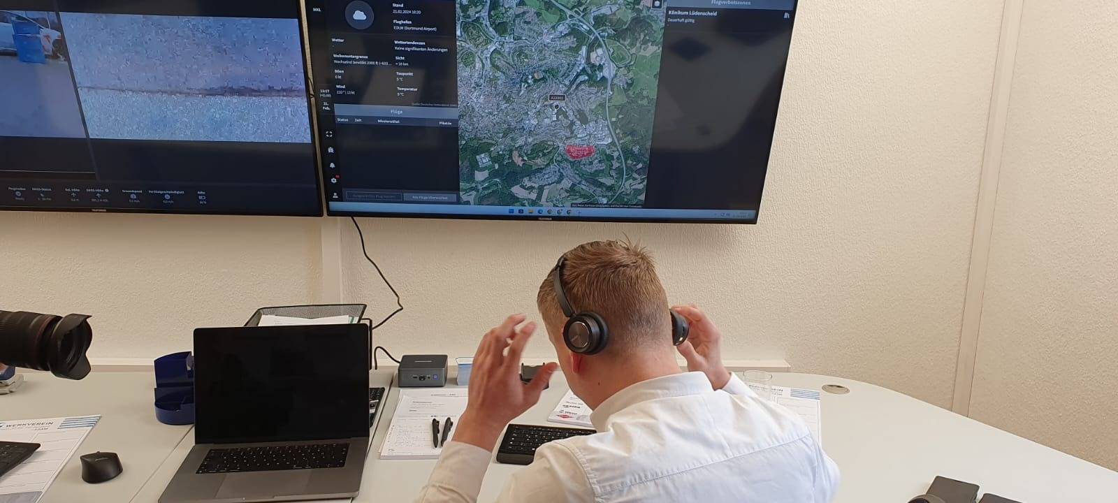 Im Kontrollzentrum behält ein Mitarbeiter den Flug der Drohne u.a. per Videoüberwachung und Drohnenortung im Überblick.