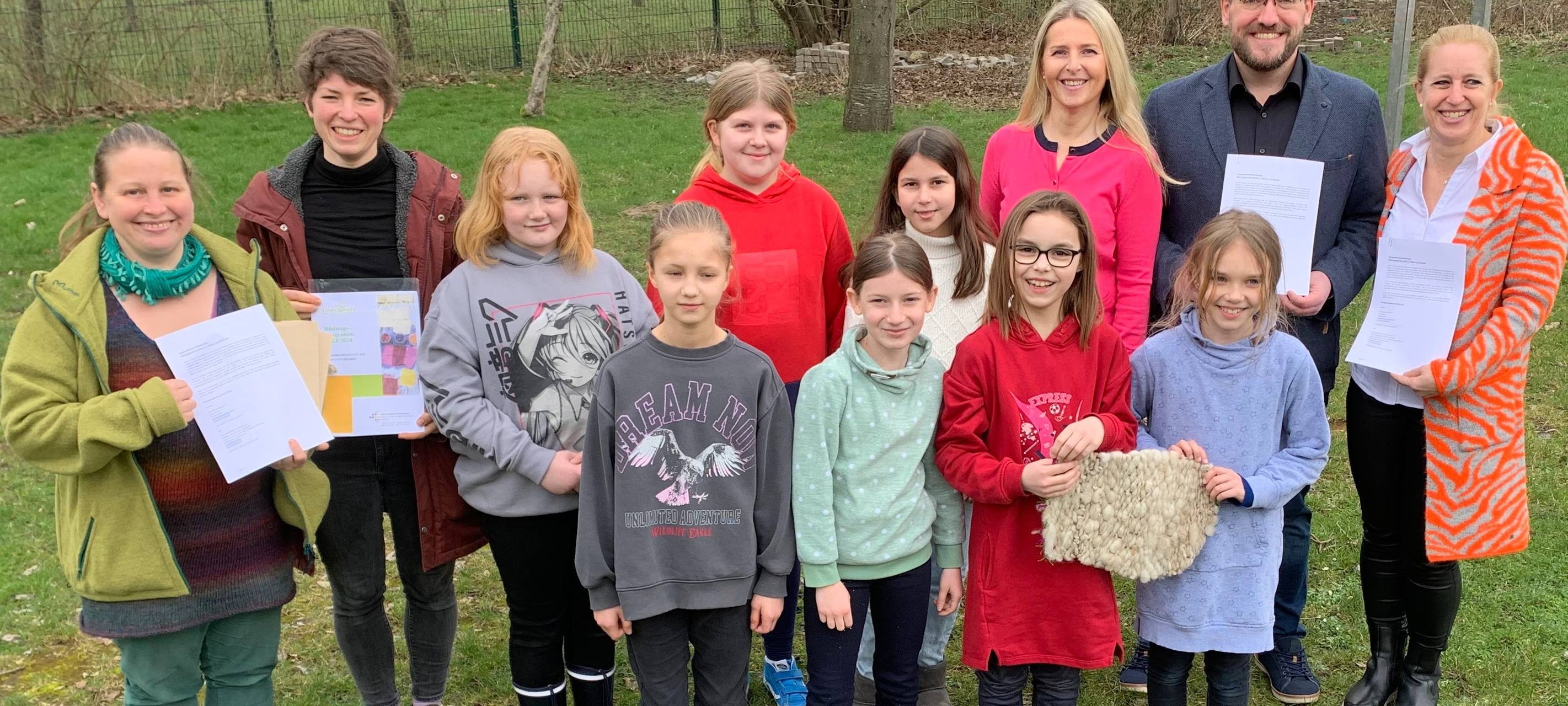Freuen sich über die neue Partnerschaft: Förderverein und Schüler der Grundschule in Iserlohn-Sümmern, sowie der Stiftungshof in Iserlohn-Kalthof.