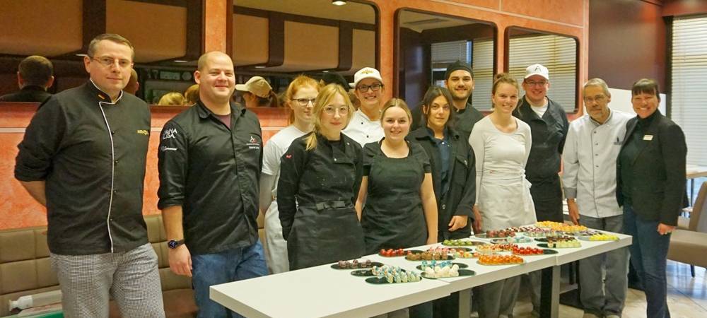 Nach gut drei Monaten harter Arbeit feierten die Teilnehmenden des Konditorenmeisterkurses ihre bestandenen Prüfungen.
