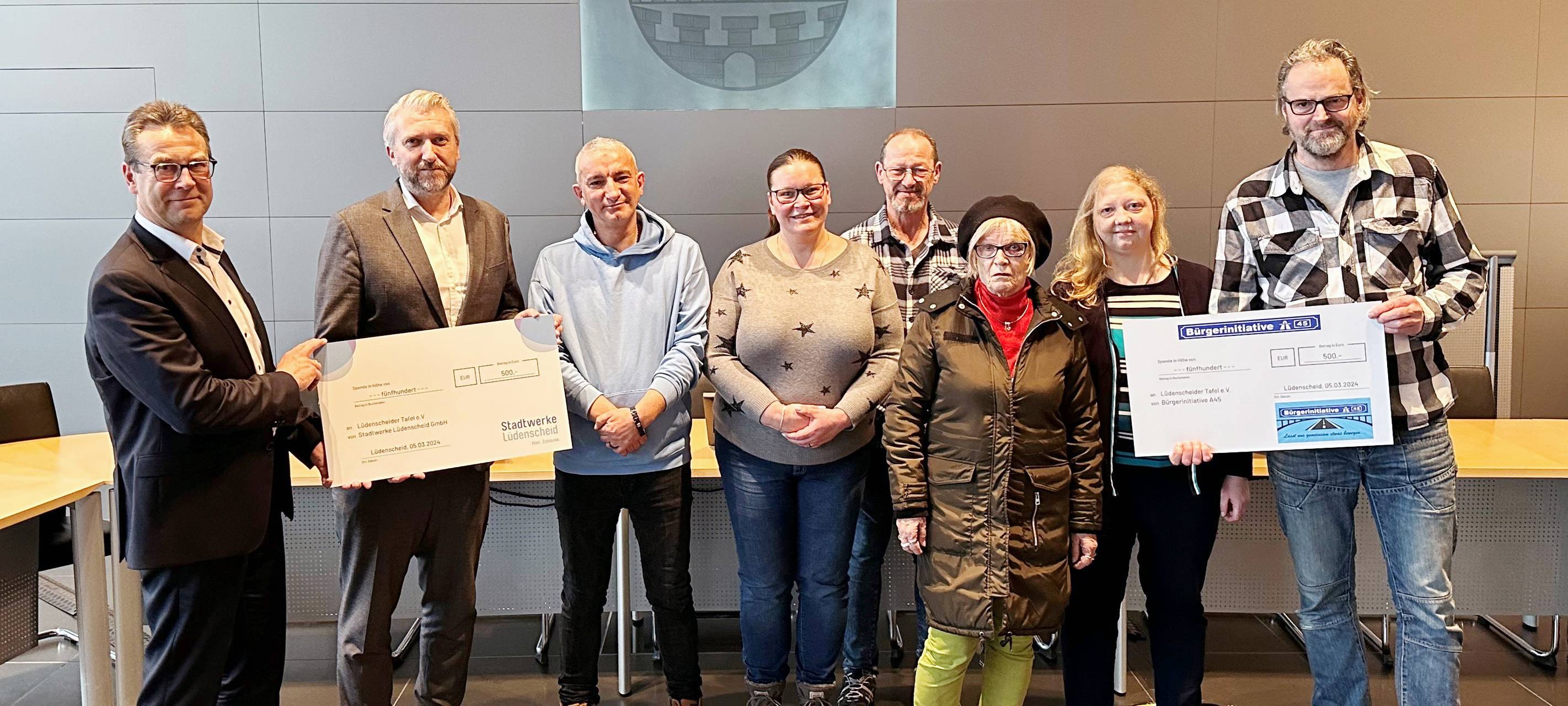 Stadtwerke Lüdenscheid Geschäftsführer Volker Neumann (links) übergab zusammen mit Heiko Schürfeld (Sprecher BI A45, rechts), Kathrin Heinemann (BI A45, 2.v.r.) und Bürgermeister Sebastian Wagemeyer (2.v.l.) die gemeinsame Spende an die Vertreter der Lüdenscheider Tafel, Nadine Klein (4.v.l.), Hanni Bethke (3.v.r.), Olaf Andreas (4.v.r.) und Volker Linn (3.v.l.)