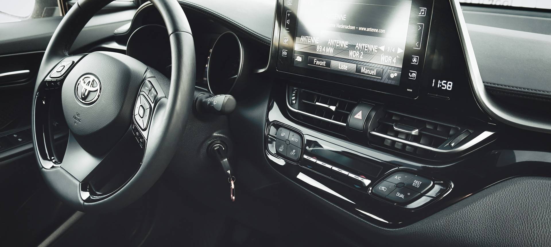 Auch für elektronische Displays in Fahrzeugen gelten Verbote zur Benutzung während der Fahrt.